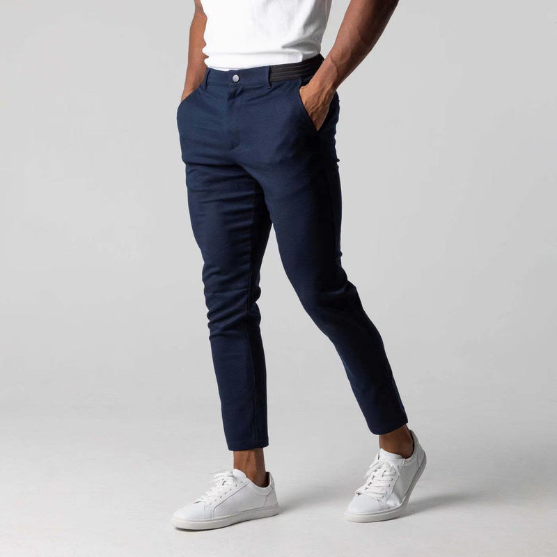 Modelo masculino usando calça casual de algodão com elastano, corte reto, cor bege. Estilo business casual
