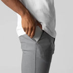 Calça casual masculina de algodão com elastano, corte reto, cor bege, vista frontal. Ideal para uso diário e ambiente de trabalho