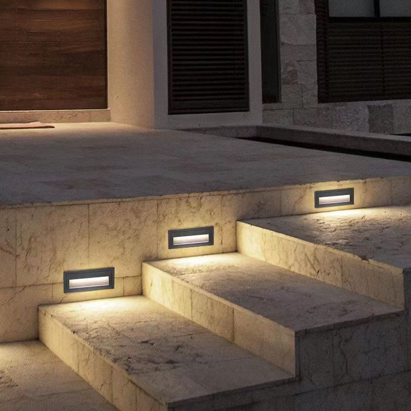 Luz LED embutida IP65 instalada em escada externa iluminada à noite